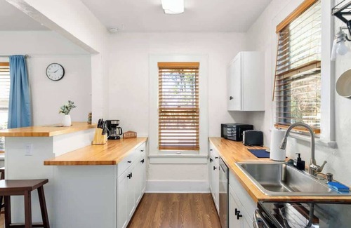 Downtown House | 🏡 Charming 2-Bedroom Home in Lakeland