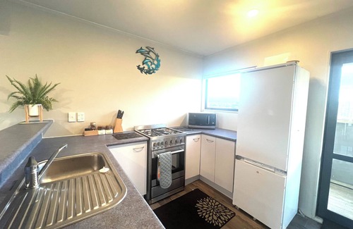 Pukenui House | Charming 2-bedroom house in wonderful Houhoura with WiFi
