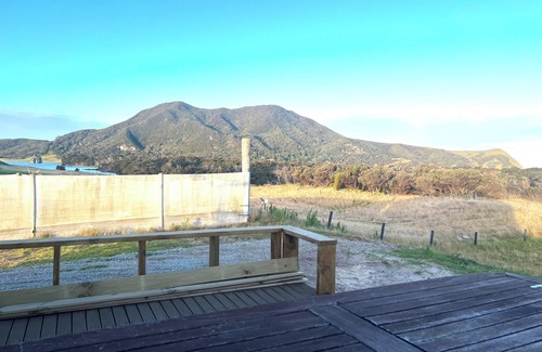 Pukenui House | Charming 2-bedroom house in wonderful Houhoura with WiFi