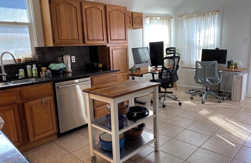 Oakland House | Charming 2-bedroom house in East Oakland with AC