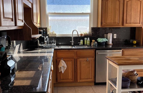 Oakland House | Charming 2-bedroom house in East Oakland with AC