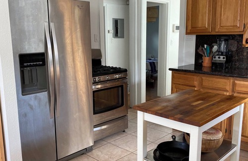 Oakland House | Charming 2-bedroom house in East Oakland with AC