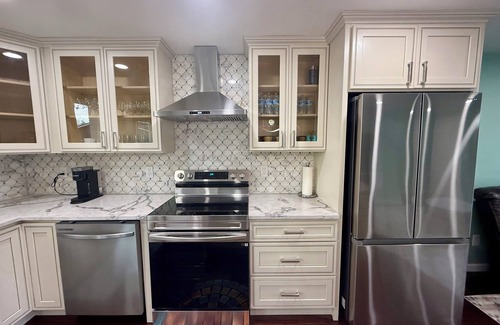 Albany House | Charming 2-bedroom house + WiFi, workspace, outdoor deck, fitness area in Albany