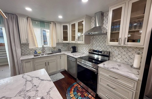 Albany House | Charming 2-bedroom house + WiFi, workspace, outdoor deck, fitness area in Albany