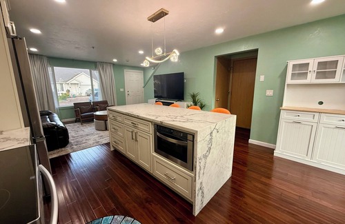 Albany House | Charming 2-bedroom house + WiFi, workspace, outdoor deck, fitness area in Albany