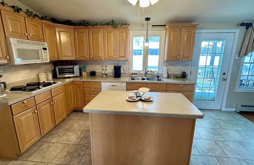 Bolton House | Charming 2-bedroom house located on Bolton Lake