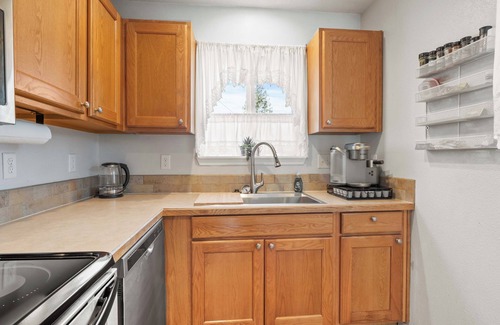 Northeast Neighbors House | Charming 2-bedroom house with AC, WiFi in welcoming Salem