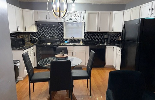 Charlotte House | Charming 2-bedroom King house with AC in lovely Charlotte