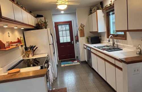 Gregory House | Charming 2-bedroom Lakefront House with Upnorth Feel