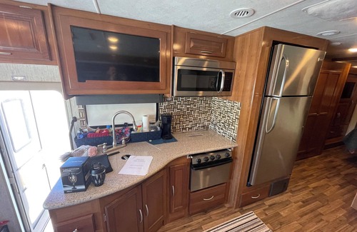 Brunswick House | Charming 2-bedroom RV with AC, fitness room, WiFi in Brunswick