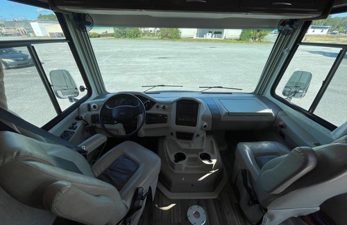 Brunswick House | Charming 2-bedroom RV with AC, fitness room, WiFi in Brunswick