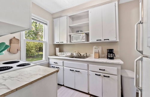 Royal Oak House | Charming 2-bedroom townhome 2 min from Downtown Royal Oak Will take long Stays!