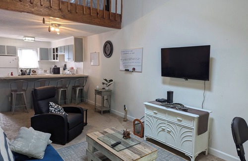 Summerton House | Charming 2-bedroom townhome in Summerton with WiFi and AC