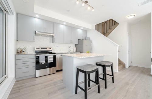 Oakville House | Charming 2-bedroom townhome with Rooftop view