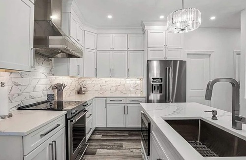 Grafton House | Charming 2-bedroom townhome with a cozy fireplace in the heart of Grafton