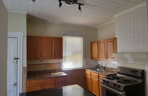 Kearny House | Charming 2-bedroom townhome with WiFi, AC in Kearny