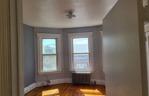 Kearny House | Charming 2-bedroom townhome with WiFi, AC in Kearny