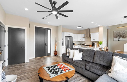 South Broadway House | Charming 2-bedroom townhome in wonderful Downtown Albuquerque with Wi-Fi, AC,