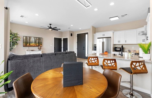 South Broadway House | Charming 2-bedroom townhome in wonderful Downtown Albuquerque with Wi-Fi, AC,