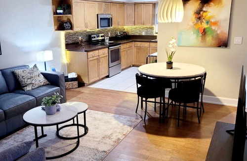 Gainesville House | Charming 2-bedroom, 2.5 bath townhome in Gainesville - WiFi, AC, parking & more!