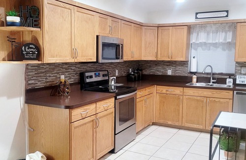 Gainesville House | Charming 2-bedroom, 2.5 bath townhome in Gainesville - WiFi, AC, parking & more!