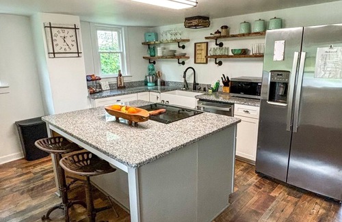 Singers Glen House | Charming 2-bedroom house farmhouse 15 minutes from downtown Harrisonburg & JMU