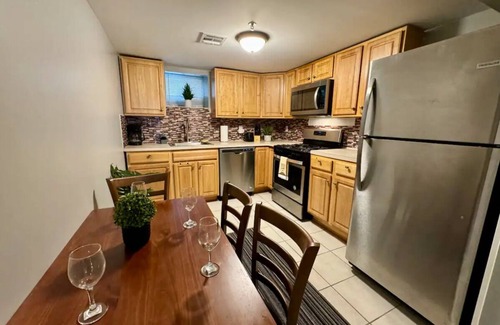 North Bergen Apartment | Charming 2-bedroom apartment with WiFi, Washer,Dryer,AC in North Bergen