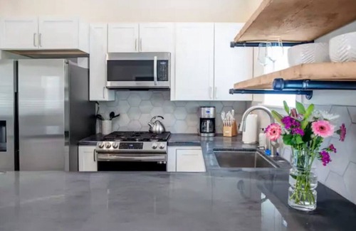 Paso Robles Cottage | Charming 2-bedroom cottage in heart of Paso Robles Wine country.