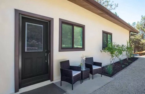 Paso Robles Cottage | Charming 2-bedroom cottage in heart of Paso Robles Wine country.