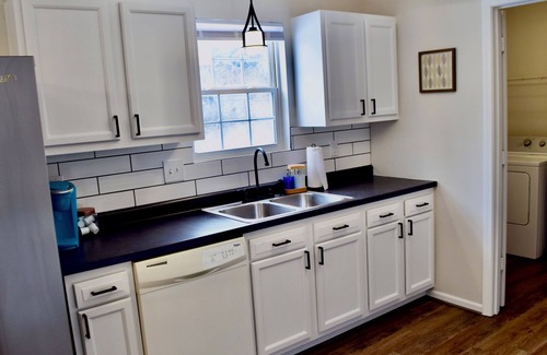 St. James House | Charming 2-bedroom, 2-bathroom house with WiFi, AC in brilliant Saint James