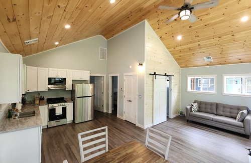 Blossvale House | Charming 2-bedroom house in Sylvan Beach