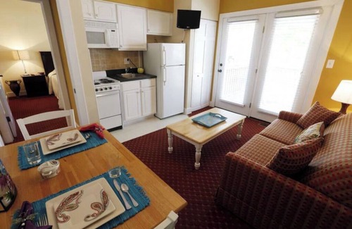 Lackey Cottage | Charming 2 bedroom Cottage in scenic Williamsburg!