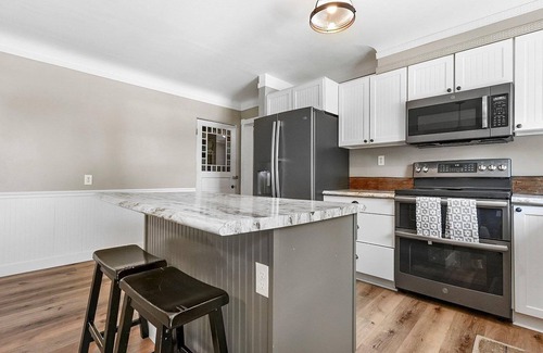 Williamsburg Apartment | Charming 2-bedroom apartment in Williamsburg close to the Flintfields Horse Show