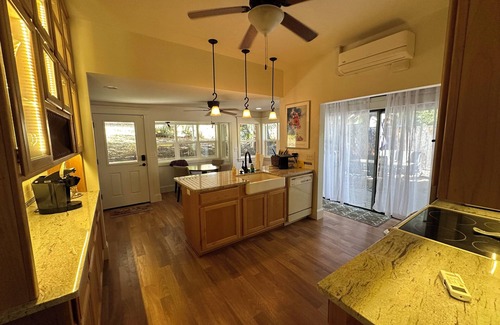 Ashland House | Charming 2-bedroom Victorian Gem - Across Beautiful Lithia Park & Ashland Plaza