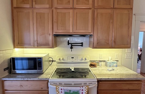 Ashland House | Charming 2-bedroom Victorian Gem - Across Beautiful Lithia Park & Ashland Plaza