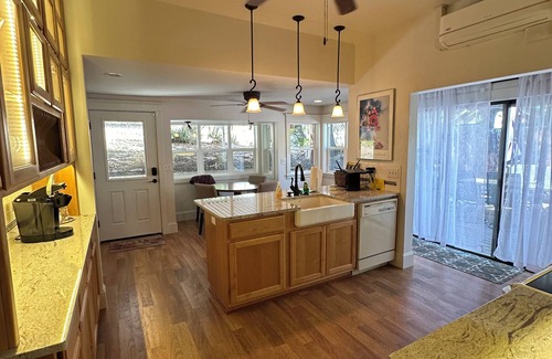 Ashland House | Charming 2-bedroom Victorian Gem - Across Beautiful Lithia Park & Ashland Plaza