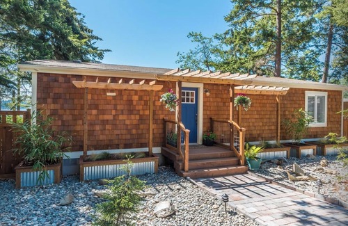 Oak Harbor Cottage | Charming 2-bedroom waterfront cottage overlooking Penn Cove