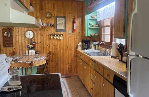 Newland Cottage | Charming 2-BR Country Cottage-Very Convenient to Linville, Banner Elk, Newland.