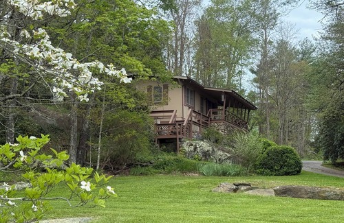 Newland Cottage | Charming 2-BR Country Cottage-Very Convenient to Linville, Banner Elk, Newland.