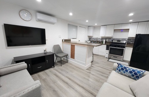 Los Angeles House | Charming 2bedroom home in wonderful Los Angeles with WiFi/AC and minutes to LAX.
