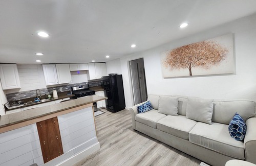 Los Angeles House | Charming 2bedroom home in wonderful Los Angeles with WiFi/AC and minutes to LAX.
