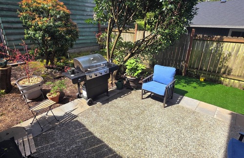 West Seattle House | Charming 2bedroom townhome in awesome Seattle W/AC, WiFi, next to Lincoln park