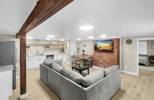 Victory Heights House | Charming 2BR/2BA Home with WiFi & AC near Lake Washington and Uni of Washington