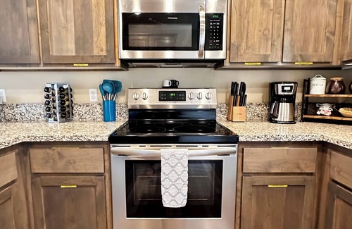 Medford House | Charming 2BR Cottage Near Freeway-Cul-de-sac