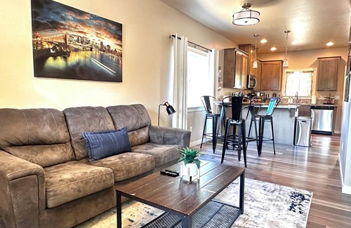 Medford House | Charming 2BR Cottage Near Freeway-Cul-de-sac