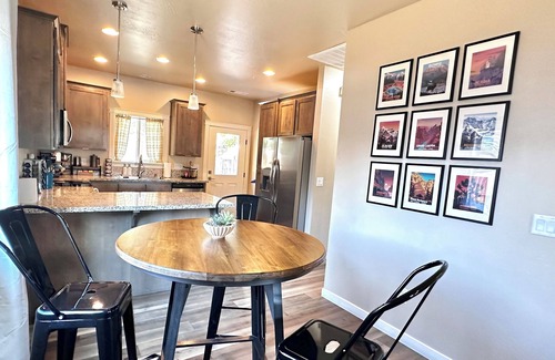 Medford House | Charming 2BR Cottage Near Freeway-Cul-de-sac