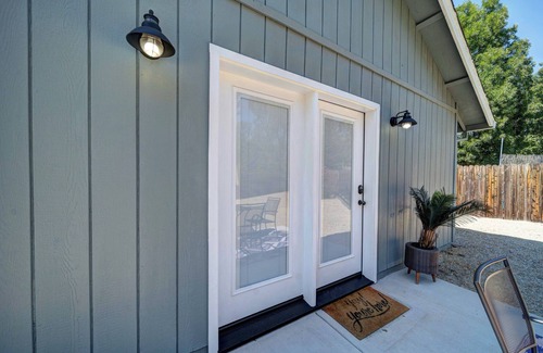 Boulder Creek Cottage | Charming 2BR Cottage Near Bethel-Peaceful Redding Retreat w/Trails Nearby