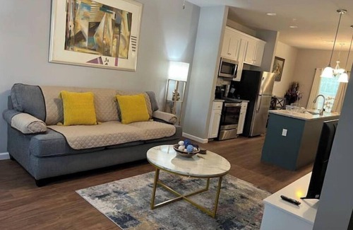 Valdosta Apartment | Charming 2BR Easy Access to VSU, SGMC & Downtown