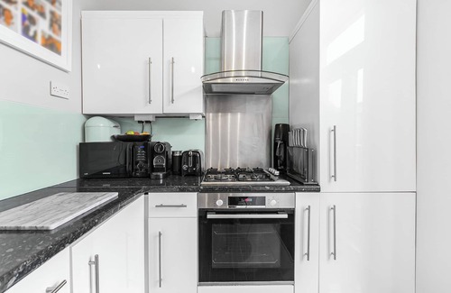 Wormholt and White City Apartment | Charming 2BR Family Home with Private Garden