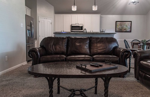 Temple House | Charming 3:2 with Fire-Pit, Community Pool, Park, and Walking Trail. 5min to BSW